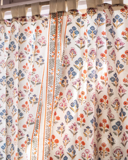 Rankomis spaustos lino užuolaidos su gėlių raštu – spalvingos, lengvai praleidžiančios šviesą